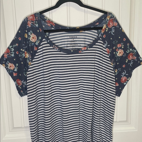 TORRID CLASSIC FIT RAGLAN WOMENS STRIPED FLORAL SHORT SLEEVE SHIRT SIZE 4 - Picture 2 of 7